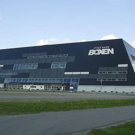 170 M2 Stort Hus Taet Pa Centrum, Mch Og Boxen *